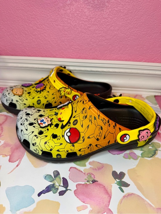 CROCS Yellow to Black Gradient Pikachu Print Clogs with Charms main image 9